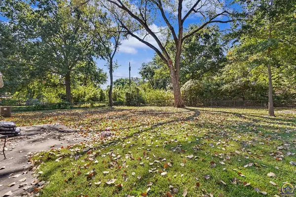 303 NE Mimosa LN, Topeka, KS 66617-1423