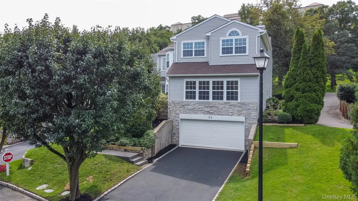 26 Hamlet DR, Hauppauge, NY 11788