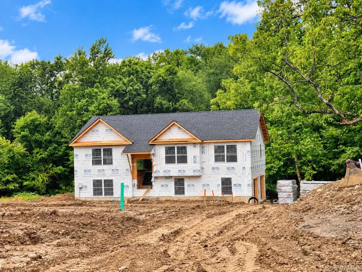 7 Lindenwood LN, Newburgh, NY 12550