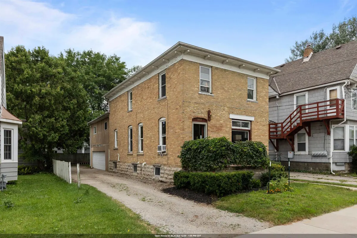 303 E PARKWAY AVE, Oshkosh, WI 54901