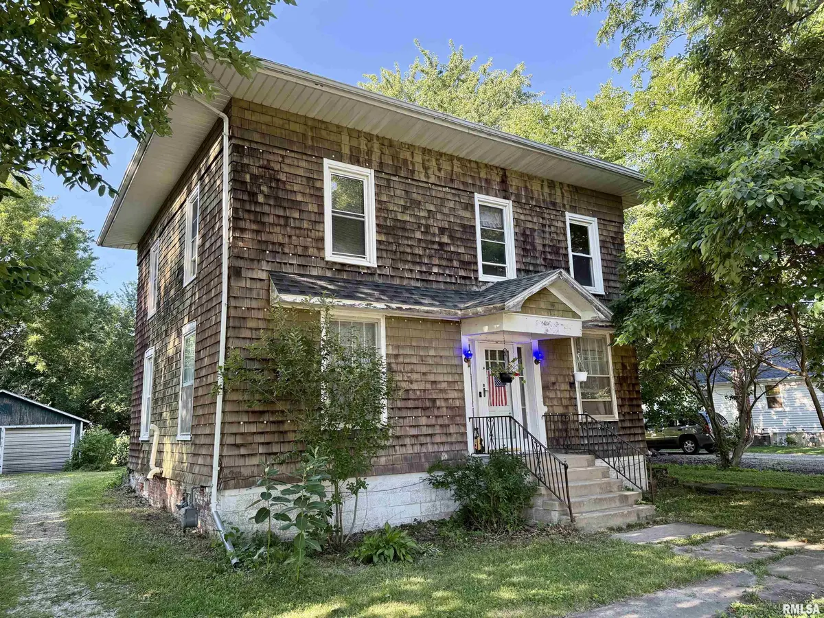 215 W PINE ST, Oneida, IL 61467