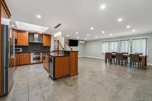 29 Hillside LN, Syosset, NY 11791