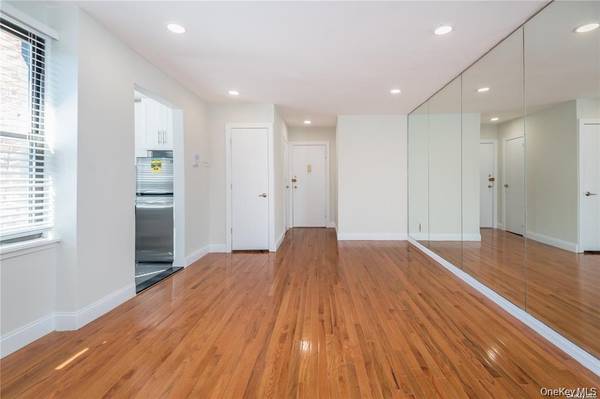 7 Bond ST #3B, Great Neck, NY 11021