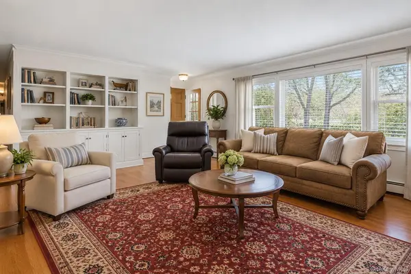 13 Booker LN, Westhampton, NY 11977