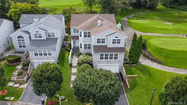 26 Hamlet DR, Hauppauge, NY 11788