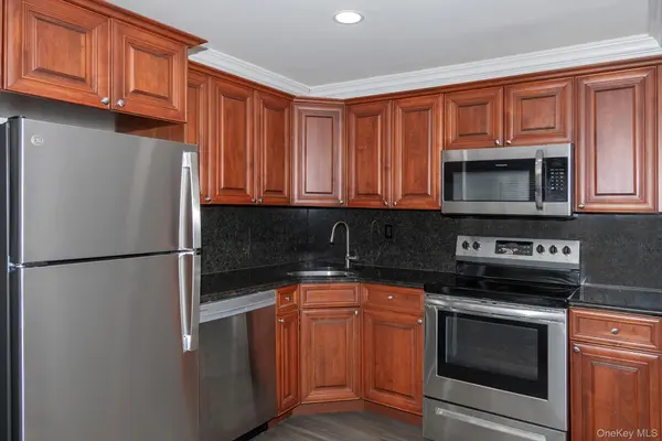 64 S Clinton AVE #4B, Bay Shore, NY 11706