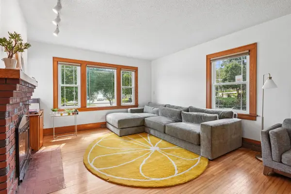 1123 W 3rd ST, Cedar Falls, IA 50613