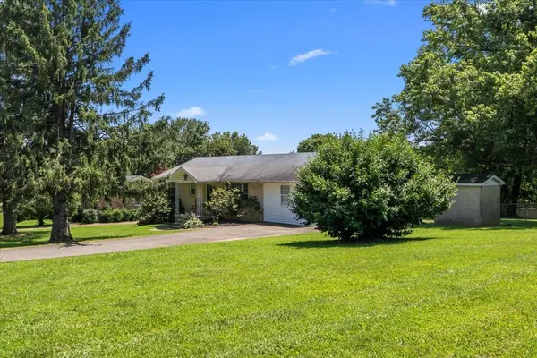 1109 N Charlotte St, Dickson, TN 37055