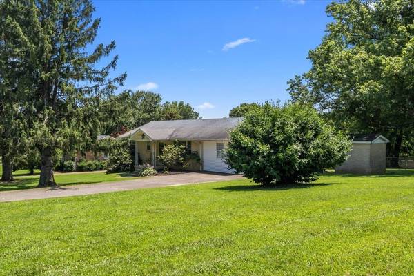 1109 N Charlotte St, Dickson, TN 37055