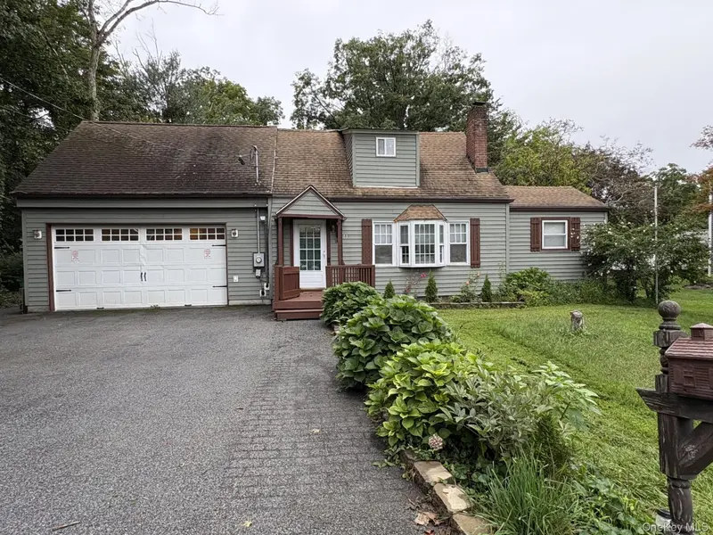 13 Cedar LN, Poughkeepsie, NY 12601