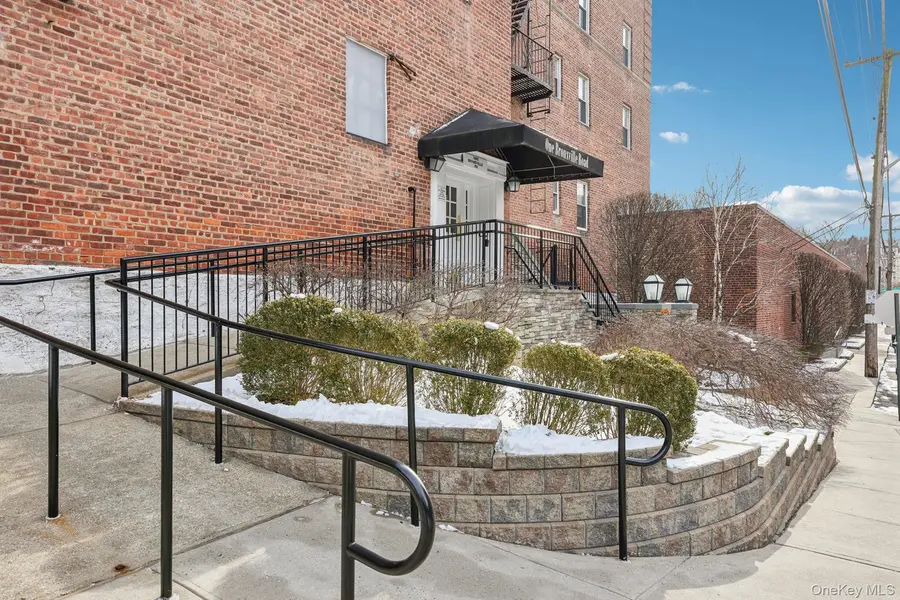 1 Bronxville RD #3S, Bronxville, NY 10708