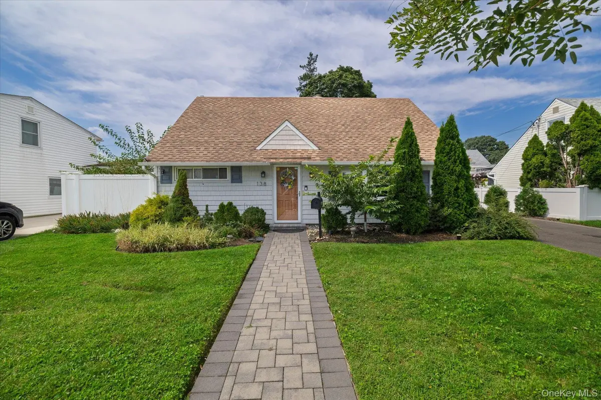 138 Southberry LN, Levittown, NY 11756
