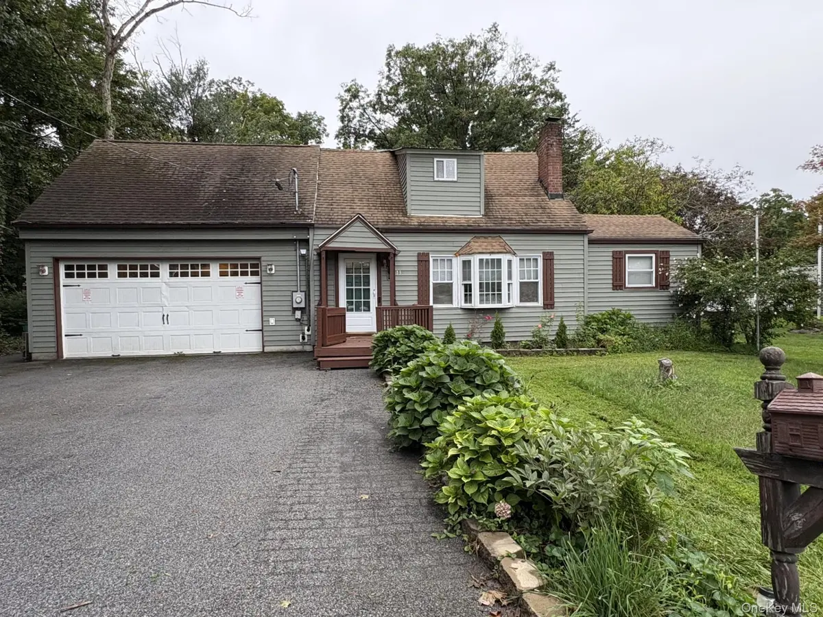 13 Cedar LN, Poughkeepsie, NY 12601