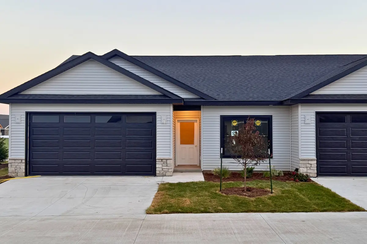 1716 REDBUD CIR #101, Eldridge, IA 52748
