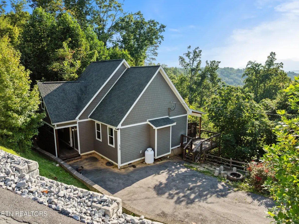 828 Beanstalk Rd, Gatlinburg, TN 37738