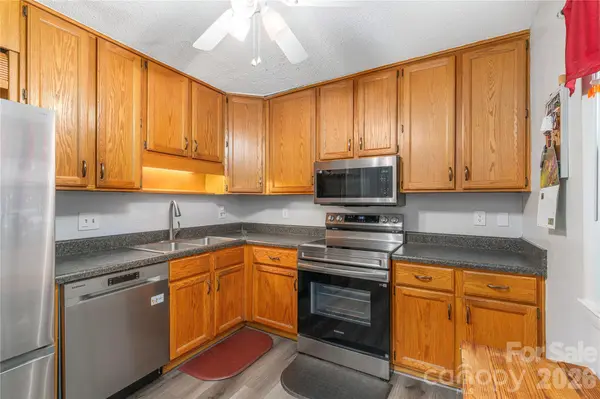 11 Maple Ridge LN, Asheville, NC 28806