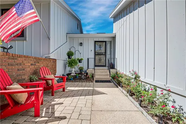 48 Woodbridge LN, Kansas City, MO 64145