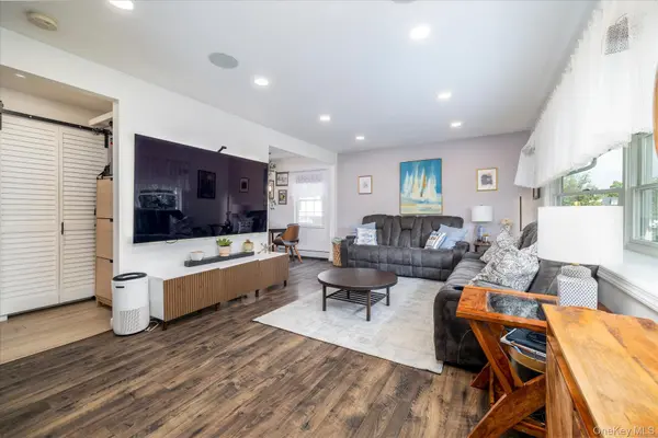 138 Southberry LN, Levittown, NY 11756