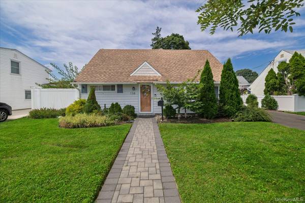 138 Southberry LN, Levittown, NY 11756