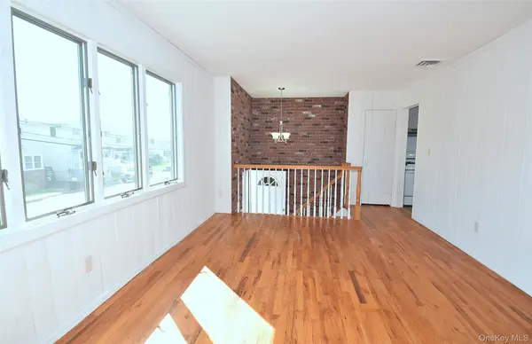 855 Surf ST, Lindenhurst, NY 11757
