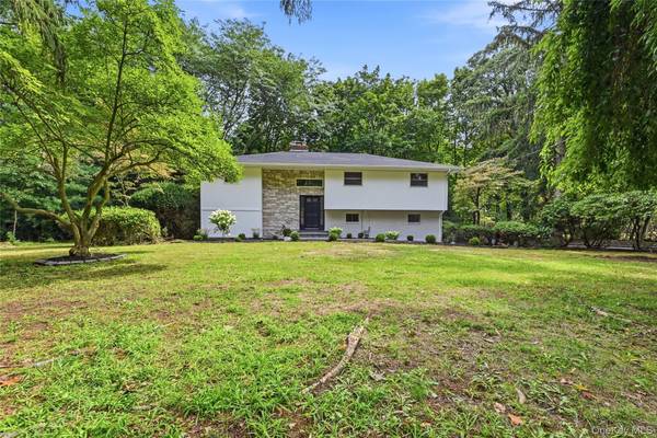 10 Moonedge RD, Northport, NY 11768