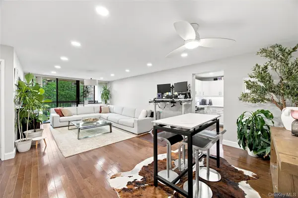 1 Bay Club DR #3E, Bayside, NY 11360