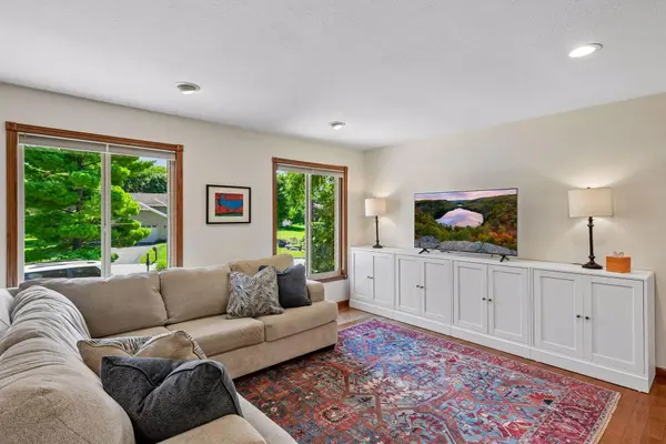 7011 Eagle RDG, Eden Prairie, MN 55346