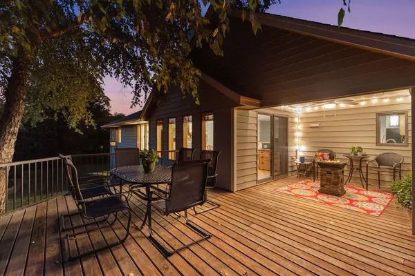 1736 White Oak DR, Chaska, MN 55318