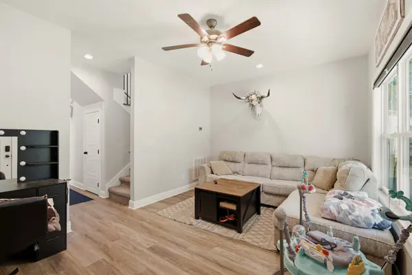 201 16th Ave #E, Springfield, TN 37172
