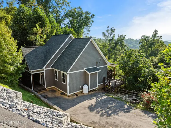 828 Beanstalk Rd, Gatlinburg, TN 37738