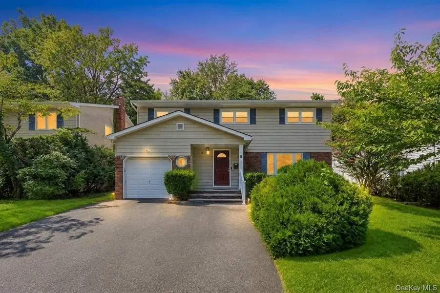 5 Cathy LN, Great Neck, NY 11024