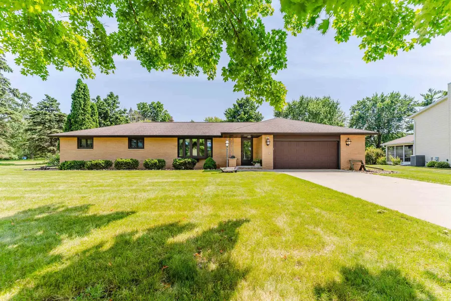 2897 OMRO RD, Oshkosh, WI 54904