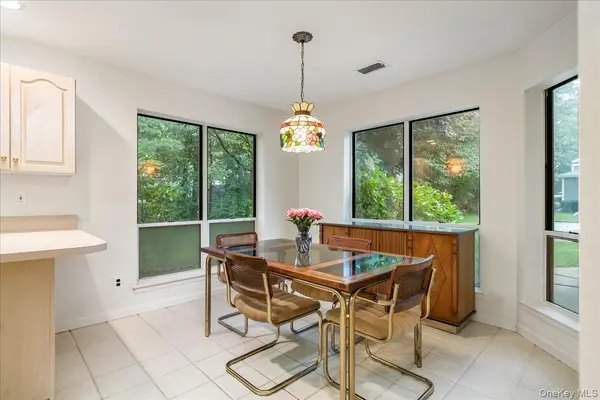 38 Larkspur LN, Commack, NY 11725