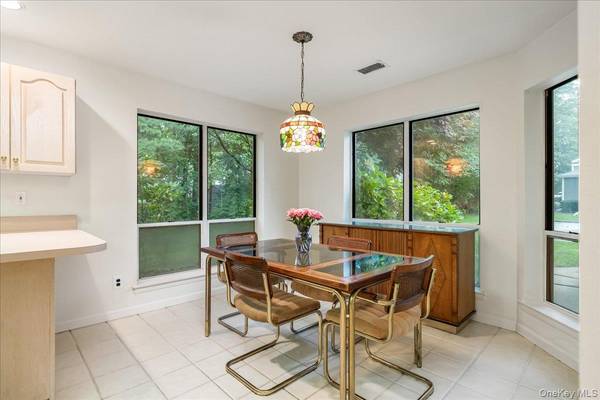 38 Larkspur LN, Commack, NY 11725
