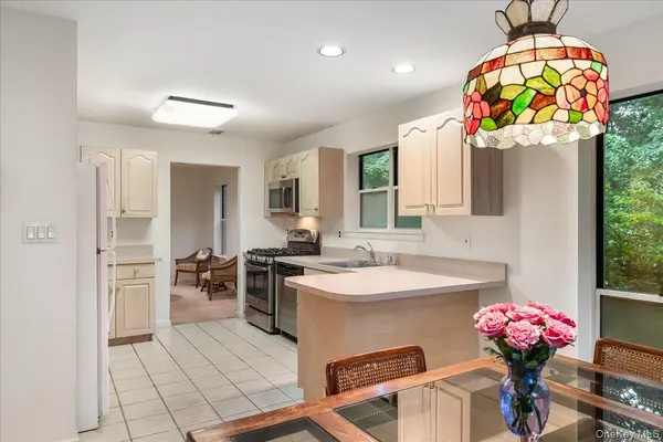 38 Larkspur LN, Commack, NY 11725