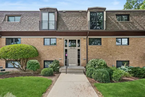 202 Kenston CT #202, Geneva, IL 60134