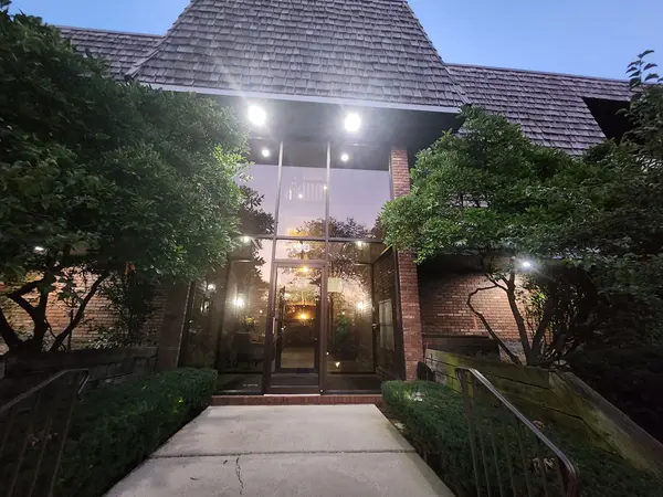 100 Red Top DR #303, Libertyville, IL 60048