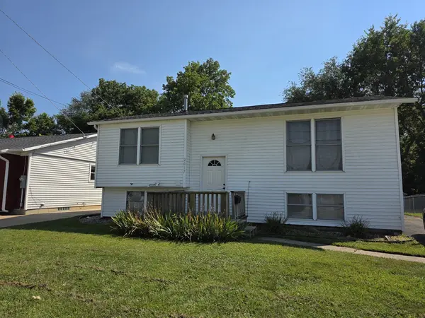 2017 E Lefevre RD, Sterling, IL 61081