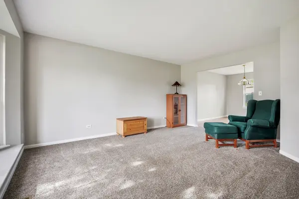 992 Mcphee DR, Lake In The Hills, IL 60156
