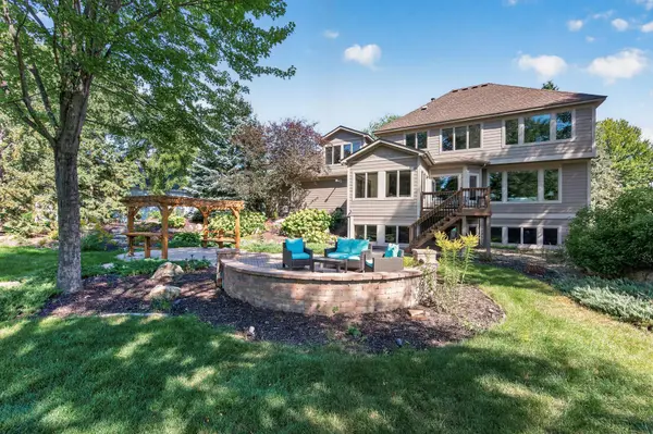 3034 Edgewater DR, Woodbury, MN 55125