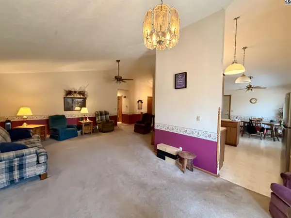 1909 Landon St, Hutchinson, KS 67502
