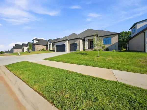 3925 E Woodhue ST, Springfield, MO 65802