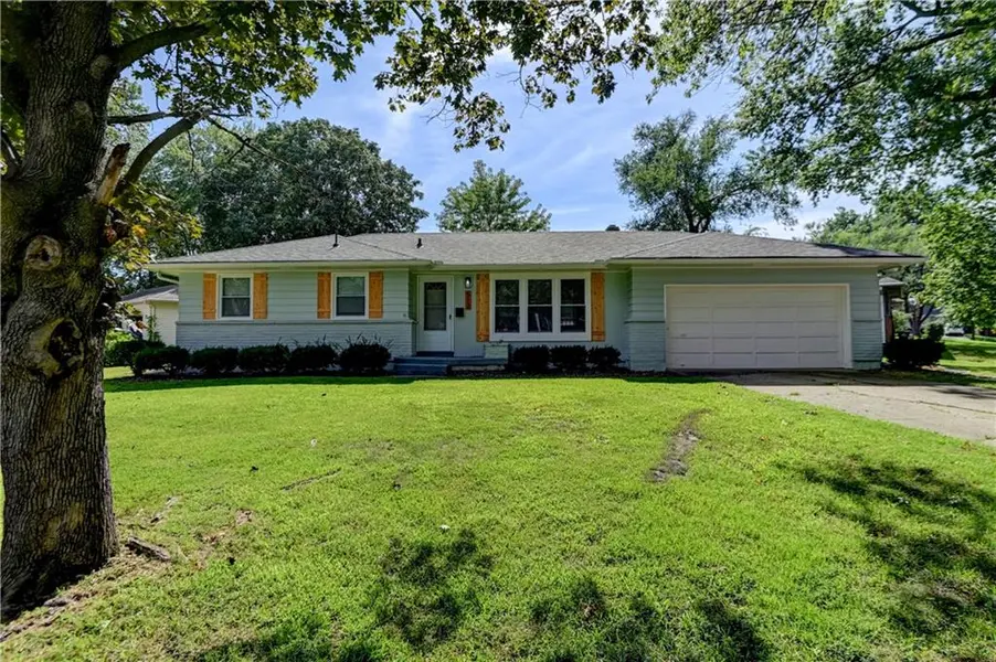 512 NW Lakeview RD, Blue Springs, MO 64014