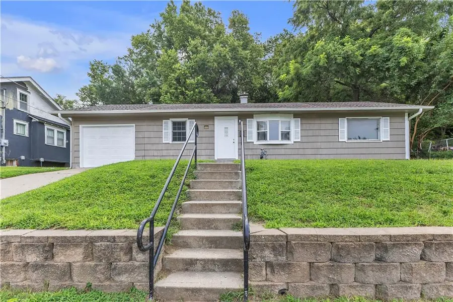 6609 King Hill AVE, St Joseph, MO 64504