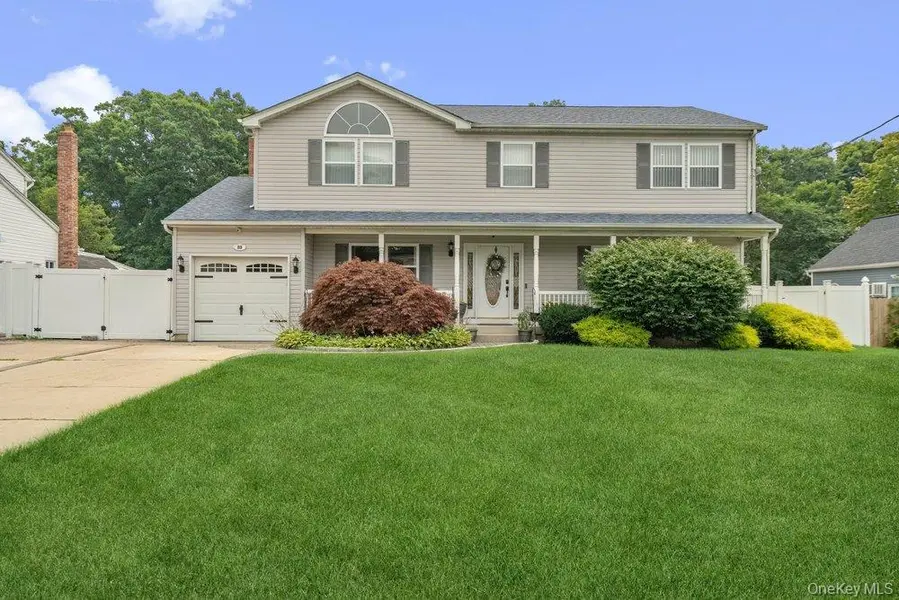 89 Floyd ST, Deer Park, NY 11729
