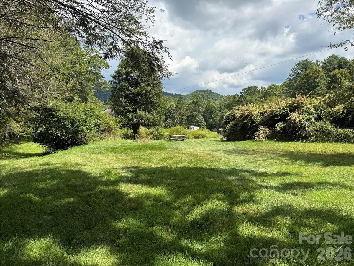 20 Triangle RD, Tuckasegee, NC 28783