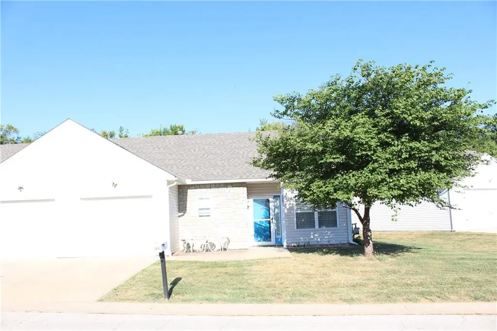 1661 Fall Creek DR, Tonganoxie, KS 66086