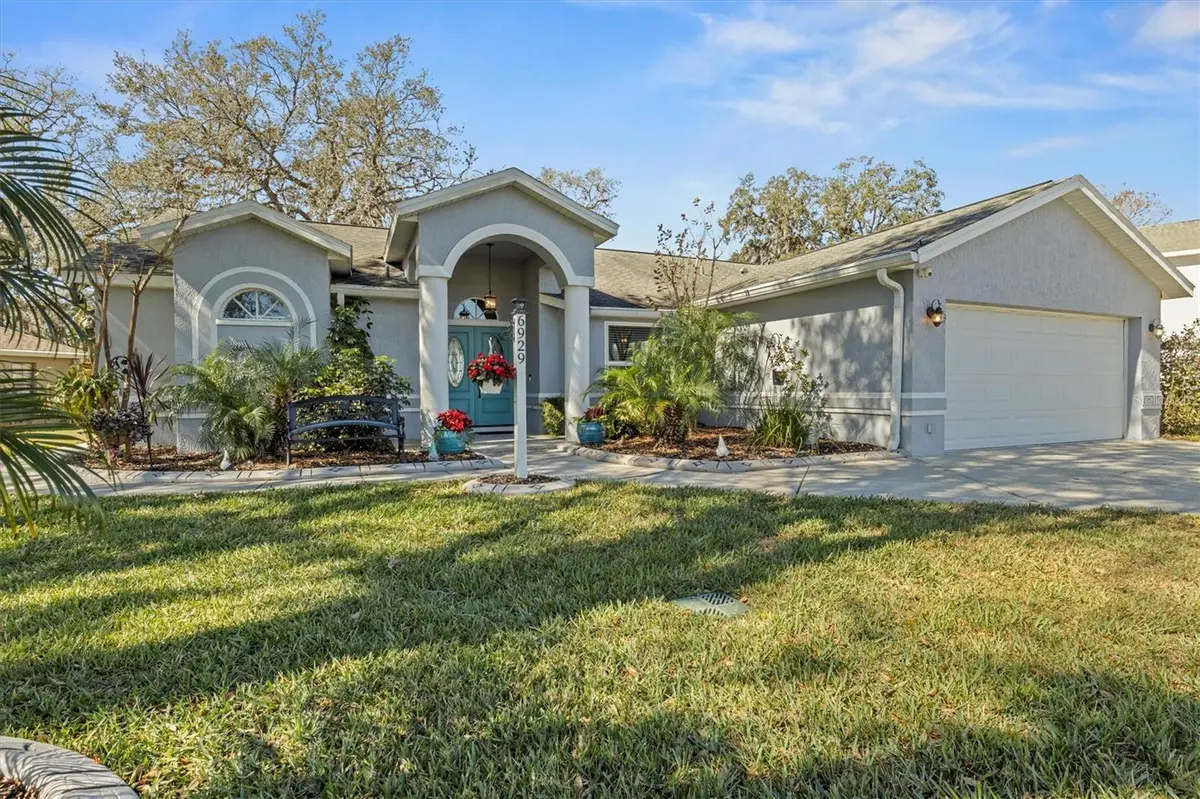 6929 NORTHLAKE DR, Zephyrhills, FL 33542