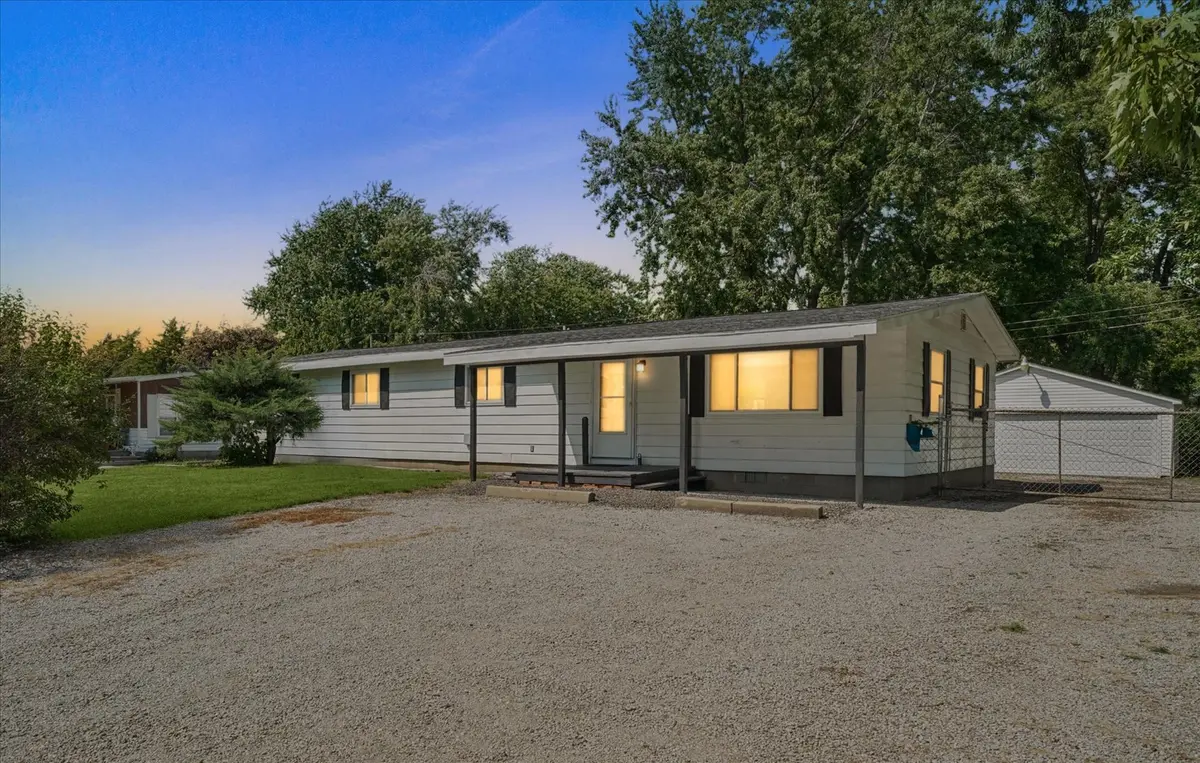 702 W Park ST, Thomasboro, IL 61878
