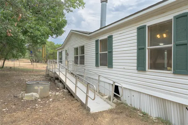 1100 Ramms DR, Florence, TX 76527